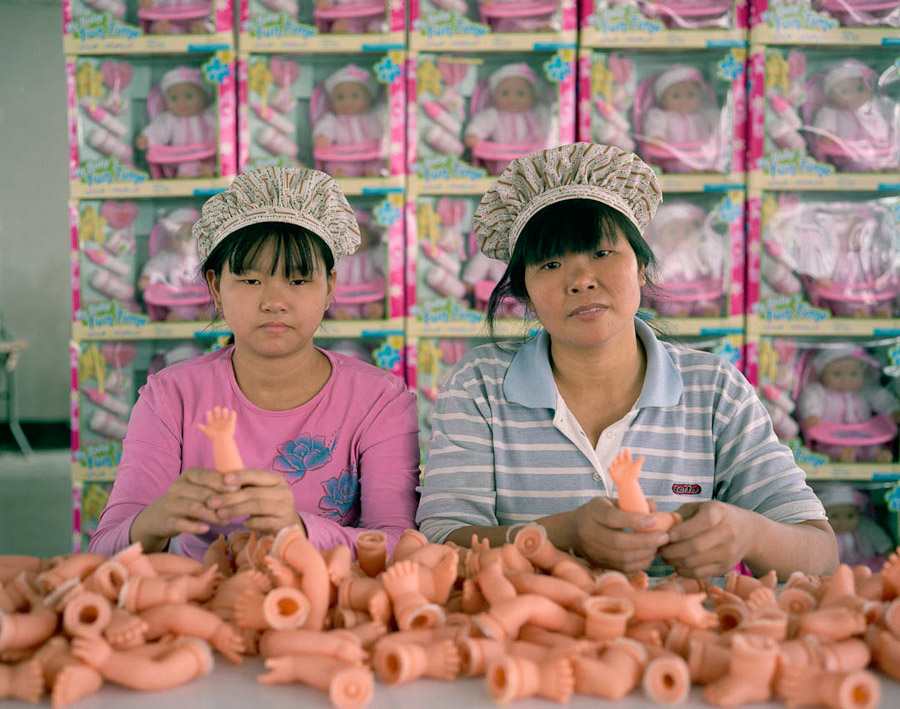 A pack of headless bodies? These images do a great job of stirring the ignorant souls 14095617284822 chinese factory workers toys 02 A pack of headless bodies? These images do a great job of stirring the ignorant souls