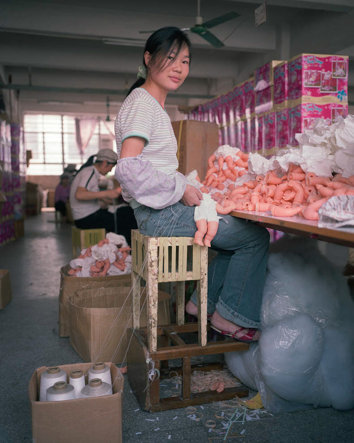 A pack of headless bodies? These images do a great job of stirring the ignorant souls 14095617298483 chinese factory workers toys 11 A pack of headless bodies? These images do a great job of stirring the ignorant souls