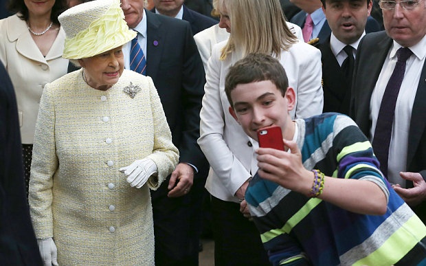 Queen Elizabeth Doesnt Like Selfies image47 Queen Elizabeth Doesnt Like Selfies