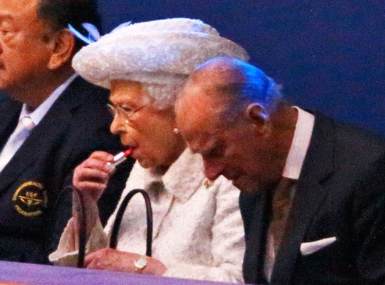 Queen Elizabeth Doesnt Like Selfies image49 Queen Elizabeth Doesnt Like Selfies