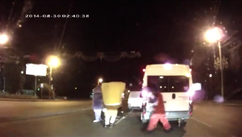 Mickey Mouse and Spongebob Caught on Video in a Bizarre Road Rage image78 1024x579 Mickey Mouse and Spongebob Caught on Video in a Bizarre Road Rage