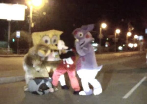 Mickey Mouse and Spongebob Caught on Video in a Bizarre Road Rage image79 Mickey Mouse and Spongebob Caught on Video in a Bizarre Road Rage