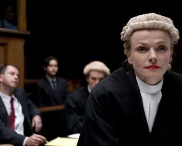 Why do british lawyers and judges wear wigs?